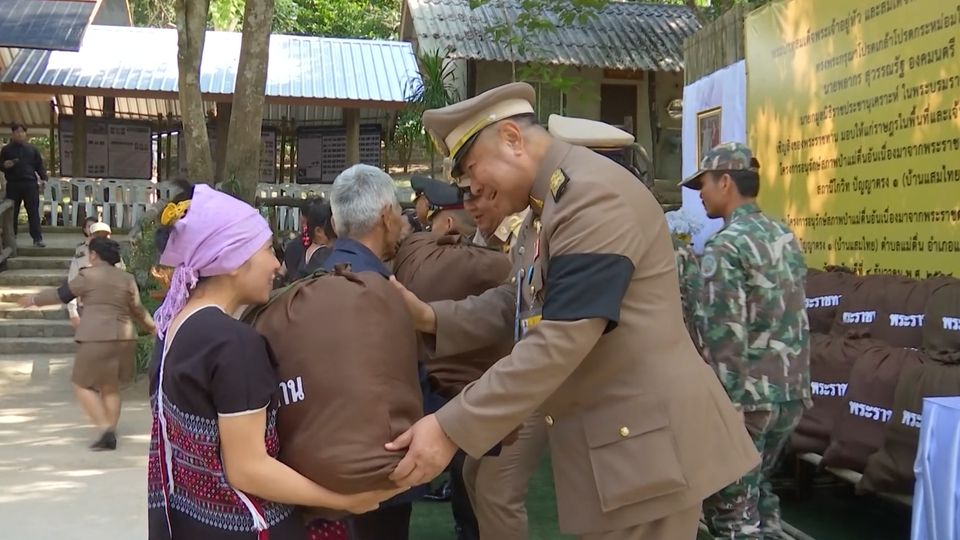 องคมนตรี เชิญสิ่งของพระราชทานไปมอบแก่ราษฎรและผู้ปฏิบัติงานโครงการอันเนื่องมาจากพระราชดำริ รวมทั้ง ผู้ปฏิบัติงานด้านความมั่นคง จังหวัดตาก