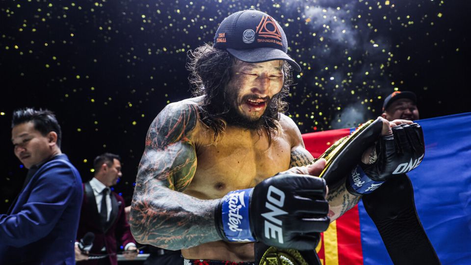 ONE Championship : เอ็งค์-ออร์กิล บาร์ทาคู ผงาดแชมป์โลก MMA รุ่นแบนตัมเวตคนใหม่