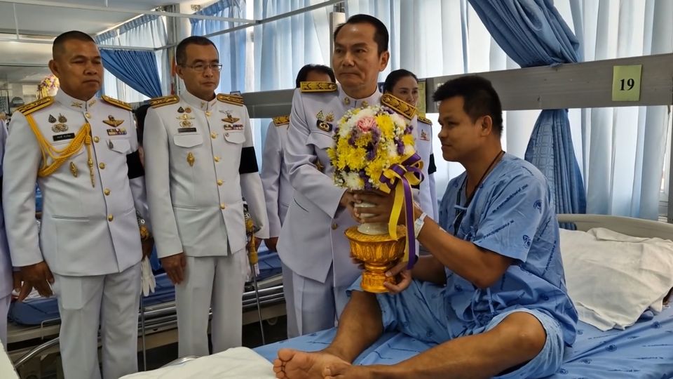 พระบาทสมเด็จพระเจ้าอยู่หัว พระราชทานดอกไม้ และตะกร้าสิ่งของแก่เจ้าหน้าที่ ที่ได้รับบาดเจ็บจากเหตุการณ์ปะทะตามแนวชายแดนไทย-กัมพูชา กับพระราชทานน้ำหลวงอาบศพ พวงมาลา และพระราชทานเพลิงศพเป็นกรณีพิเศษ แก่กำลังพลที่เสียชีวิต