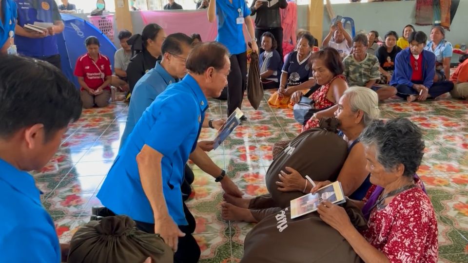 พระบาทสมเด็จพระเจ้าอยู่หัว ทรงพระกรุณาโปรดเกล้าโปรดกระหม่อมให้ มูลนิธิราชประชานุเคราะห์ ในพระบรมราชูปถัมภ์ มอบถุงพระราชทานเครื่องอุปโภค ถุงพระราชทานสำหรับเด็ก และเต็นท์นอน แก่ผู้ที่ได้รับผลกระทบจากเหตุการณ์ปะทะตามแนวชายแดนไทย-กัมพูชา