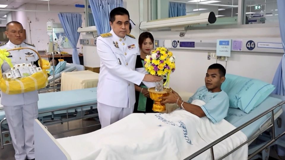 พระบาทสมเด็จพระเจ้าอยู่หัว พระราชทานดอกไม้และตะกร้าสิ่งของ แก่ผู้ได้รับบาดเจ็บจากสถานการณ์ชายแดนไทย-กัมพูชา