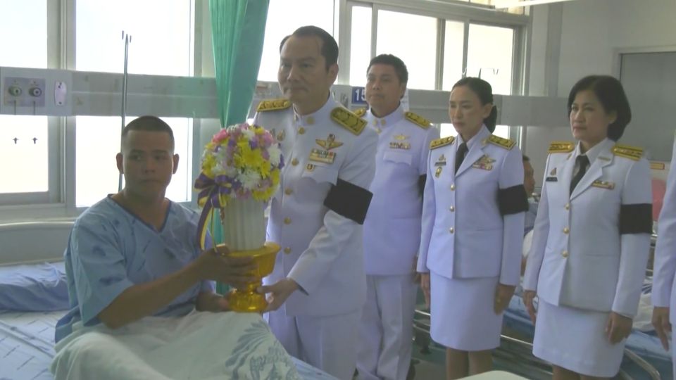 พระบาทสมเด็จพระเจ้าอยู่หัว พระราชทานดอกไม้และตะกร้าสิ่งของแก่กำลังพลที่ได้รับบาดเจ็บ กับพระราชทานพระบรมราชานุเคราะห์แก่กำลังพล และประชาชน ที่เสียชีวิตจากสถานการณ์ชายแดนไทย-กัมพูชา