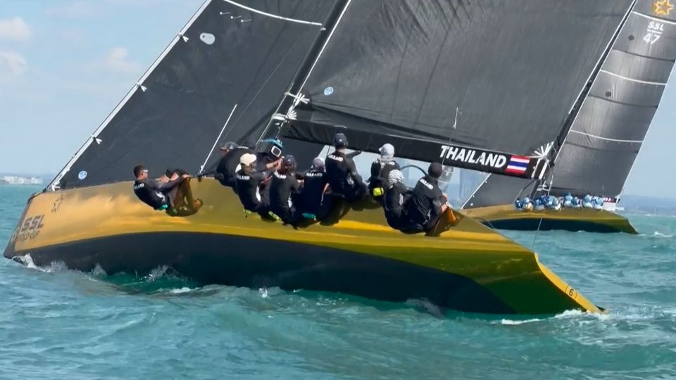 สมเด็จพระนางเจ้า ฯ พระบรมราชินี ทรงแข่งขันกีฬาเรือใบ ซีเกมส์ ครั้งที่ 33 เป็นวันที่ 3 เก็บคะแนนให้ทีมชาติไทยเป็นอันดับที่ 1 และคว้าเหรียญทองให้ทีมชาติไทยสำเร็จอีก 1 เหรียญ