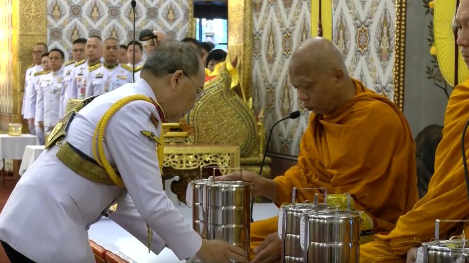 พระราชวงศ์ และองคมนตรี ไปในการบำเพ็ญพระราชกุศล ถวายพระบรมศพ สมเด็จพระนางเจ้าสิริกิติ์ พระบรมราชินีนาถ พระบรมราชชนนีพันปีหลวง