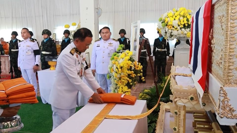 พระบาทสมเด็จพระเจ้าอยู่หัว ทรงพระกรุณาโปรดเกล้าโปรดกระหม่อมให้ องคมนตรี เชิญถุงพระราชทาน ไปมอบแก่ญาติครอบครัวพลทหาร กฤตฎิกร สร้อยระย้า ซึ่งเสียชีวิตจากการปฏิบัติหน้าที่ในการปกป้องอธิบไตยในสถานการณ์ชายแดนไทย-กัมพูชา