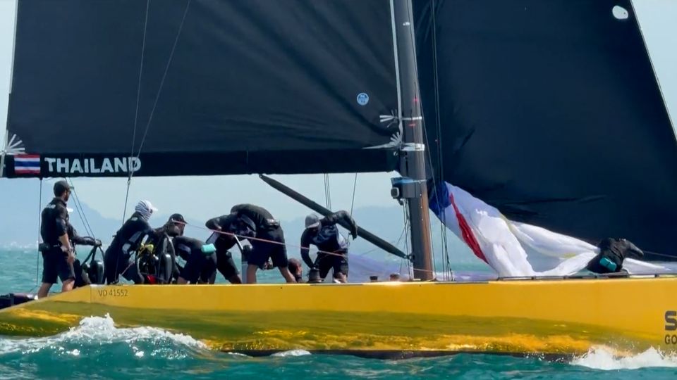 สมเด็จพระนางเจ้า ฯ พระบรมราชินี ทรงนำทีมเรือใบไทยคว้าทอง ซีเกมส์ 33