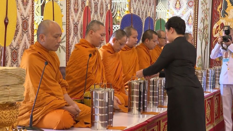 พระราชวงศ์ และองคมนตรี ไปในการบำเพ็ญพระราชกุศล ถวายพระบรมศพ สมเด็จพระนางเจ้าสิริกิติ์ พระบรมราชินีนาถ พระบรมราชชนนีพันปีหลวง