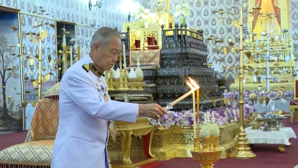 พระราชวงศ์ องคมนตรี ไปในการบำเพ็ญพระราชกุศลถวายพระบรมศพ สมเด็จพระนางเจ้าสิริกิติ์ พระบรมราชินีนาถ พระบรมราชชนนีพันปีหลวง