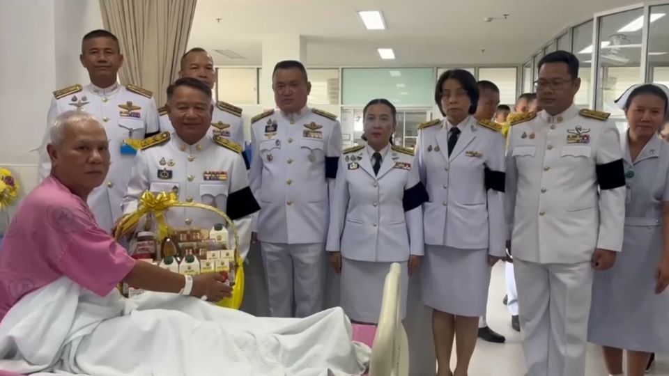 พระบาทสมเด็จพระเจ้าอยู่หัว พระราชทานดินในการประกอบพิธีทางศาสนาแก่กำลังพลที่เสียชีวิต ในพื้นที่จังหวัดนราธิวาส กับพระราชทานดอกไม้และตะกร้าสิ่งของแก่กำลังพลที่ได้รับบาดเจ็บจากสถานการณ์ชายแดนไทย-กัมพูชา