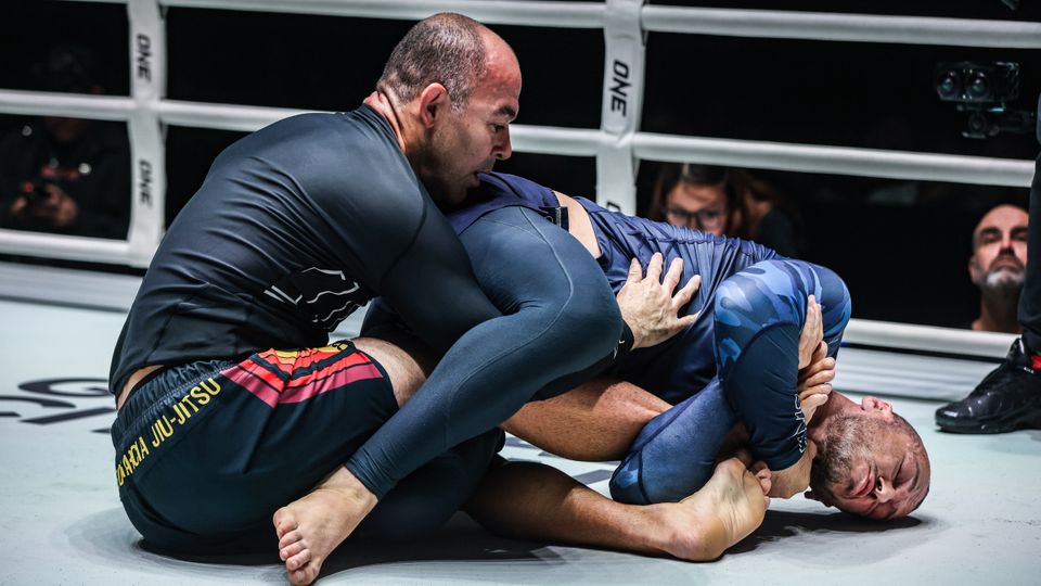 ONE Championship : แล็กลัน ไจลส์ ล็อกเข่า มาร์เซโล การ์เซีย คว้ารางวัล “ซับมิชชันยอดเยี่ยม ประจำปี 2568”