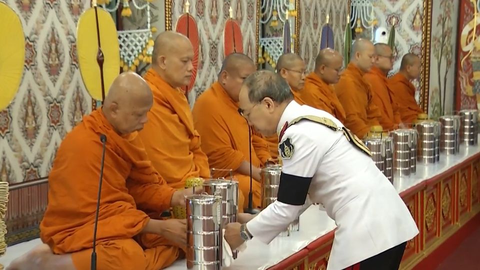 พระอนุวงศ์และองคมนตรี เสด็จไปและไป ในการบำเพ็ญพระราชกุศลถวายพระบรมศพ สมเด็จพระนางเจ้าสิริกิติ์ พระบรมราชินีนาถ พระบรมราชชนนีพันปีหลวง