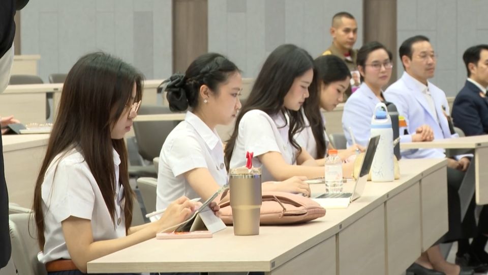 สมเด็จพระเจ้าน้องนางเธอ เจ้าฟ้าจุฬาภรณวลัยลักษณ์ อัครราชกุมารี กรมพระศรีสวางควัฒน วรขัตติยราชนารี ทรงบรรยายพิเศษ เรื่อง "การเกิดโรคมะเร็ง" พระราชทานแก่นักศึกษาวิทยาลัยแพทยศาสตร์ศรีสวางควัฒน ราชวิทยาลัยจุฬาภรณ์