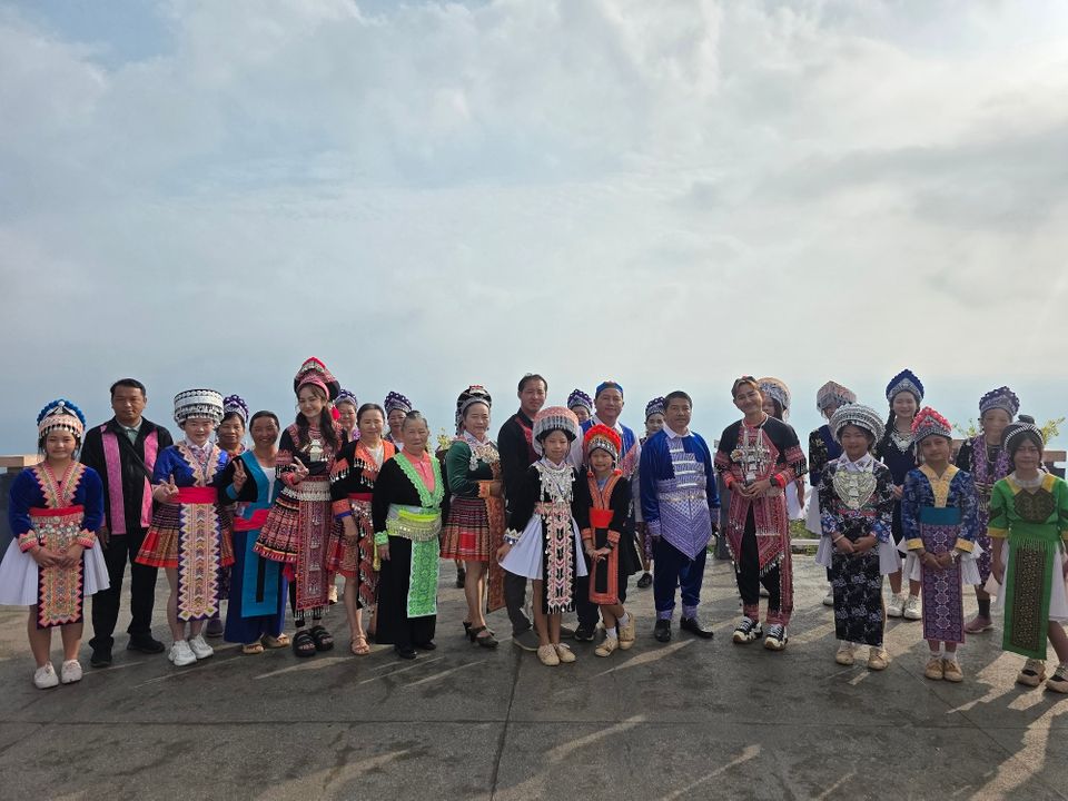 “เอ-แป้ง” ตะลุยภูทับเบิก  เที่ยวหมู่บ้านชาวม้ง ชิมอาหารพื้นถิ่น “ขาหมูยูนนาน”