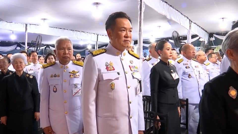 พระบาทสมเด็จพระเจ้าอยู่หัว และสมเด็จพระนางเจ้า ฯ พระบรมราชินี เสด็จพระราชดำเนินไปในพิธีบำเพ็ญกุศลทักษิณานุปทาน (กงเต๊ก) ถวายพระบรมศพ สมเด็จพระนางเจ้าสิริกิติ์ พระบรมราชินีนาถ พระบรมราชชนนีพันปีหลวง ของคณะบรรพชิตจีนนิกาย