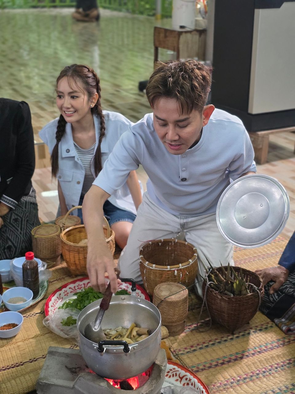 “เอ-แป้ง” ลุย “บ้านโพนไฮ” มุกดาหาร เปิดวิถีไทโส้ ป่าคือ “ตู้กับข้าว” ของชุมชน