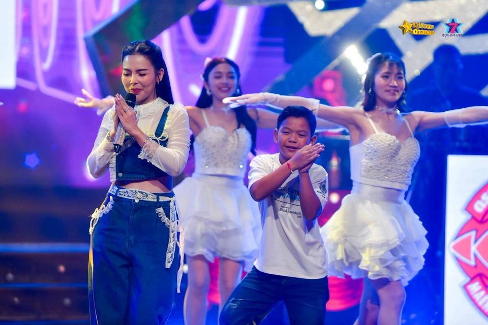 ไวรัลดัง “เด็กขายมะระ” สู่เซอร์ไพรส์กลางเวที! “น้องนะโม” เจอ “ป๋าโก๋” มอบรางวัลสุดพิเศษ ก่อนลุ้นเดือด GLO Miracle Music Season 3