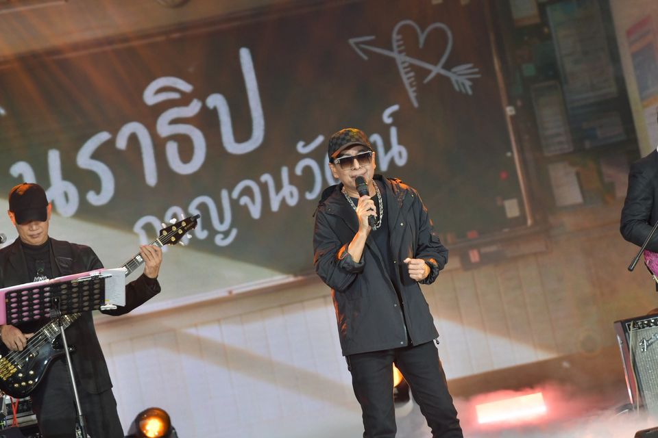 “7 สีคอนเสิร์ต เฟสติวัล” สนุกชุดใหญ่ “แดง นราธิป” คืนเวทีจัดเต็ม “มิ้นท์ พรทิวา” เสิร์ฟซิงเกิล “หลวงพ่อเสือ” ยกทีมขอบคุณแฟน “ท้อป-ไทด์-อ๊อฟ” พร้อม “น้องเปลี่ยนนาย”  เรียกกรี๊ดสนั่น