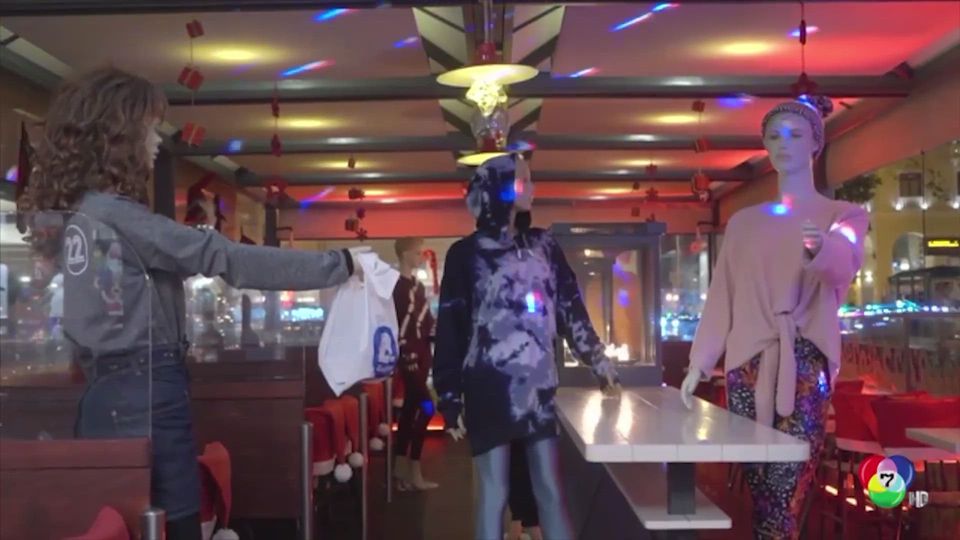 ร้านอาหารกรีซ ใช้หุ่นประดับร้านในช่วงโควิด-19 ระบาด