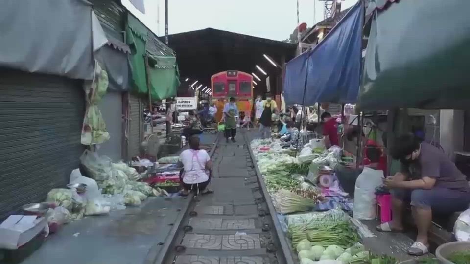 เปิดเดินรถไฟสายแม่กลองวันแรก หลังหยุดวิ่งจากพิษโควิด-19