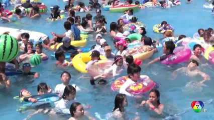 ชาวญี่ปุ่นเล่นน้ำคลายร้อนที่สวนน้ำกรุงโตเกียว