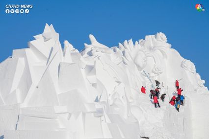 อลังการ! ผู้คนร่วมแกะสลักหิมะยักษ์ก่อนเปิดงานแกะสลักหิมะนานาชาติฮาร์บิน ซัน ไอส์แลนด์