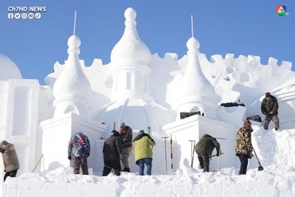 อลังการ! ผู้คนร่วมแกะสลักหิมะยักษ์ก่อนเปิดงานแกะสลักหิมะนานาชาติฮาร์บิน ซัน ไอส์แลนด์