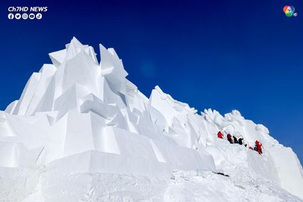 อลังการ! ผู้คนร่วมแกะสลักหิมะยักษ์ก่อนเปิดงานแกะสลักหิมะนานาชาติฮาร์บิน ซัน ไอส์แลนด์