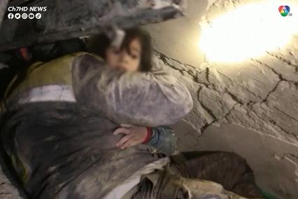 นาทีช่วยชีวิตเด็กติดใต้ซากอาคาร จากเหตุแผ่นดินไหวขนาด 7.8 ที่ตุรกีและซีเรีย
