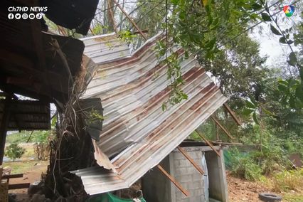นครพนม พายุฤดูร้อนทำพิษ บ้านเรือนพังเสียหายนับ 100 หลัง
