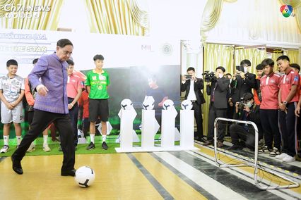 "พล.อ.ประยุทธ์" ให้กำลังใจนักฟุตบอลไทยยูธลีก 2022/2023 พร้อมโชว์ฟิต เตะบอล