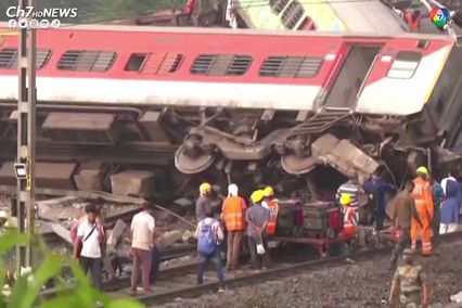 อินเดียรถไฟชนกัน ยอดตายทะลุกว่า 200 คน เจ็บเกือบ 900 คน เจ้าหน้าที่เร่งช่วยคนติดในซากรถไฟ