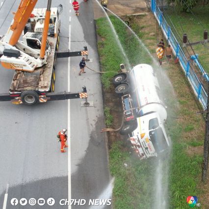 รถบรรทุกก๊าซ 8 ตัน เกิดอุบัติเหตุ ไถลลงข้างทางกลางชุมชนเขตอำเภอแม่จัน จังหวัดเชียงราย