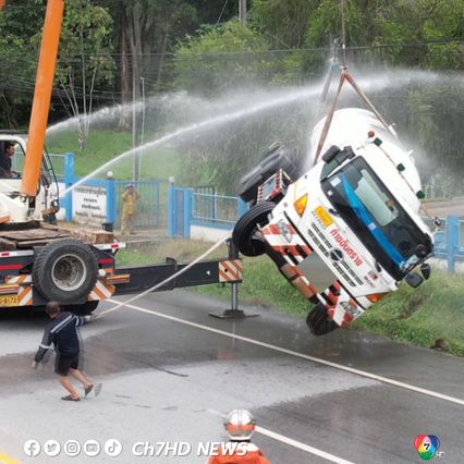 รถบรรทุกก๊าซ 8 ตัน เกิดอุบัติเหตุ ไถลลงข้างทางกลางชุมชนเขตอำเภอแม่จัน จังหวัดเชียงราย