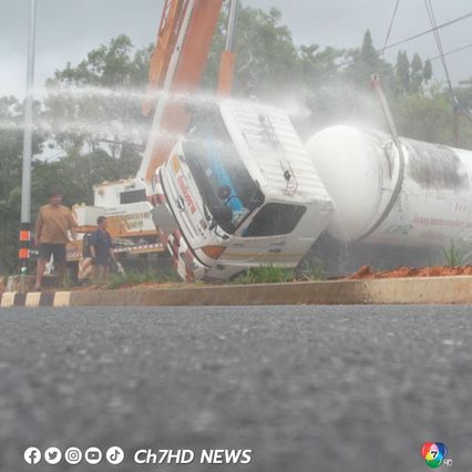 รถบรรทุกก๊าซ 8 ตัน เกิดอุบัติเหตุ ไถลลงข้างทางกลางชุมชนเขตอำเภอแม่จัน จังหวัดเชียงราย