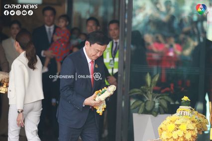 ทักษิณถึงไทย ถวายบังคมพระบรมฉายาลักษณ์พระบาทสมเด็จพระเจ้าอยู่หัว