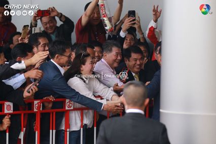 ทักษิณถึงไทย ถวายบังคมพระบรมฉายาลักษณ์พระบาทสมเด็จพระเจ้าอยู่หัว