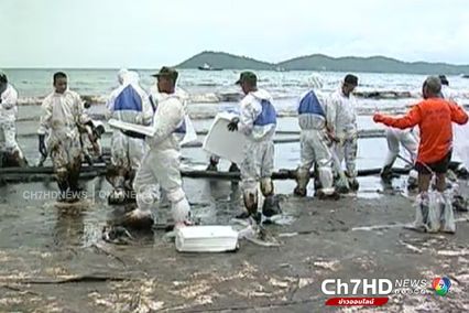 ภาพเก่าเล่าเรื่อง : 27 กรกฎาคม 2556 น้ำมันรั่วลงทะเล จากท่อรับ พีทีทีจีซี มาบตาพุด จ.ระยอง