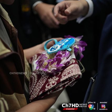 ททท.จัดการแสดงศิลปวัฒนธรรม พร้อมมอบพวงมาลัยดอกกล้วยไม้ ต้อนรับนักท่องเที่ยวจีน และนักท่องเที่ยวคาซัคสถาน กลุ่มแรก หลังฟรีวีซา