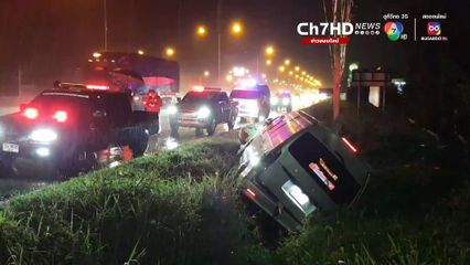 ฝนตกหนัก รถตู้นักศึกษาฝึกงานพลิกคว่ำตกริมถนน