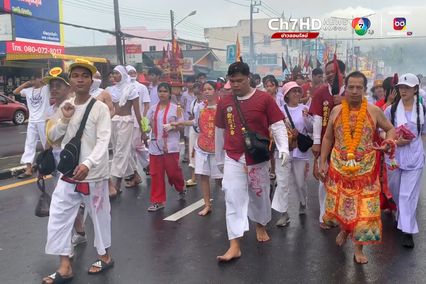 เริ่มแล้วถือศีลกินผักภูเก็ตคึกคัก ม้าทรงใช้อาวุธทิ่มแทงร่างกายร่วมพิธีศักดิ์สิทธิ์ “อิ้วเก้ง”