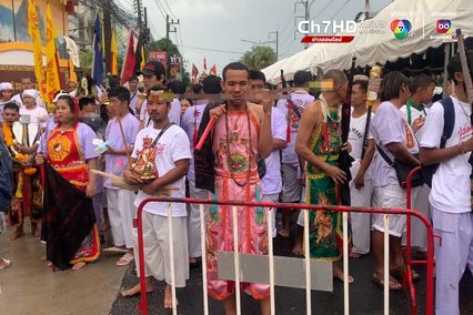 เริ่มแล้วถือศีลกินผักภูเก็ตคึกคัก ม้าทรงใช้อาวุธทิ่มแทงร่างกายร่วมพิธีศักดิ์สิทธิ์ “อิ้วเก้ง”