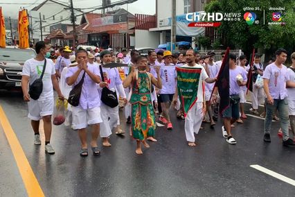 เริ่มแล้วถือศีลกินผักภูเก็ตคึกคัก ม้าทรงใช้อาวุธทิ่มแทงร่างกายร่วมพิธีศักดิ์สิทธิ์ “อิ้วเก้ง”