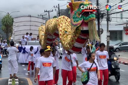 เริ่มแล้วถือศีลกินผักภูเก็ตคึกคัก ม้าทรงใช้อาวุธทิ่มแทงร่างกายร่วมพิธีศักดิ์สิทธิ์ “อิ้วเก้ง”