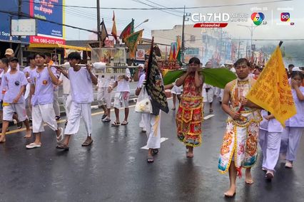 เริ่มแล้วถือศีลกินผักภูเก็ตคึกคัก ม้าทรงใช้อาวุธทิ่มแทงร่างกายร่วมพิธีศักดิ์สิทธิ์ “อิ้วเก้ง”