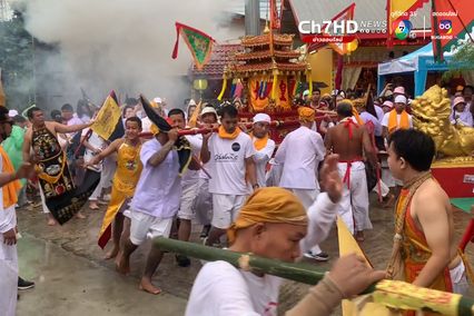 เริ่มแล้วถือศีลกินผักภูเก็ตคึกคัก ม้าทรงใช้อาวุธทิ่มแทงร่างกายร่วมพิธีศักดิ์สิทธิ์ “อิ้วเก้ง”