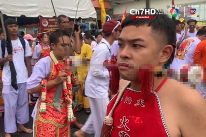 เริ่มแล้วถือศีลกินผักภูเก็ตคึกคัก ม้าทรงใช้อาวุธทิ่มแทงร่างกายร่วมพิธีศักดิ์สิทธิ์ “อิ้วเก้ง”