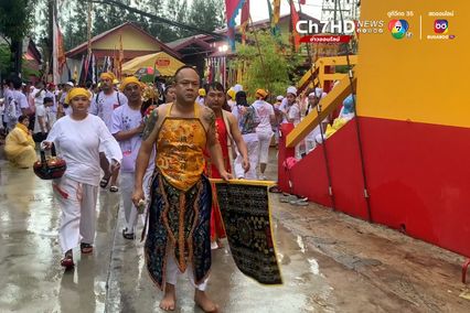 เริ่มแล้วถือศีลกินผักภูเก็ตคึกคัก ม้าทรงใช้อาวุธทิ่มแทงร่างกายร่วมพิธีศักดิ์สิทธิ์ “อิ้วเก้ง”