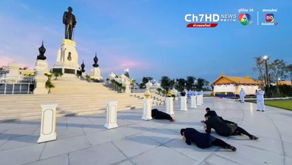 ท่านอ้น นำพานพุ่มดอกไม้ไปถวายราชสักการะ พระบรมรูป