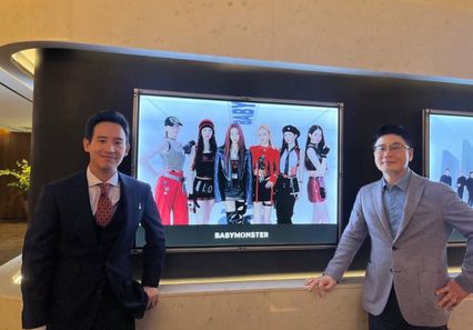 พิธาเยือน YG พูดคุยผู้บริหาร ปลื้มในค่ายมีเด็กไทยถึง 3 คน