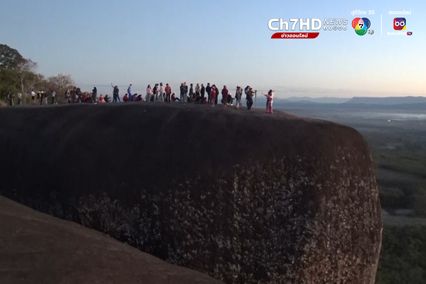 นักท่องเที่ยว ขึ้นเขาหลังหินสามวาฬ รอชมแสงแรกรับปีมะโรง